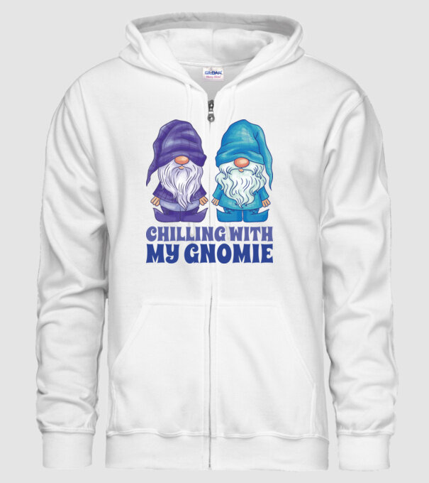 Chilling with my Gnomie model alb pe tricou