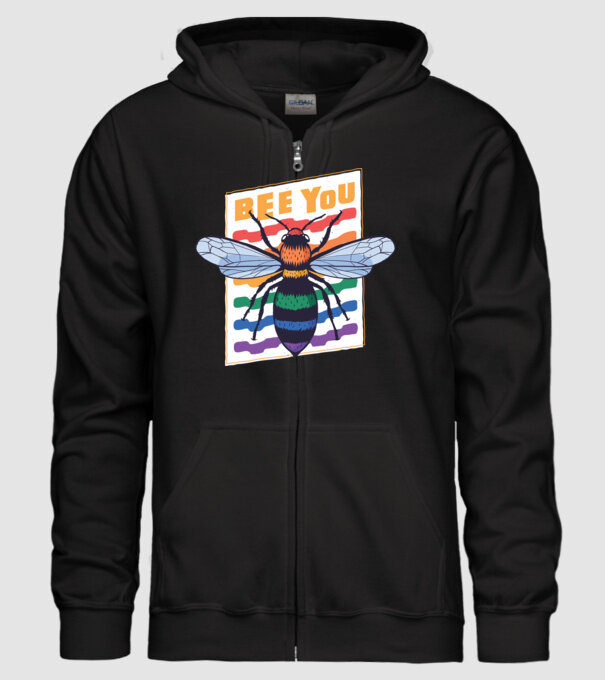 Bee You Pride model negru pe tricou