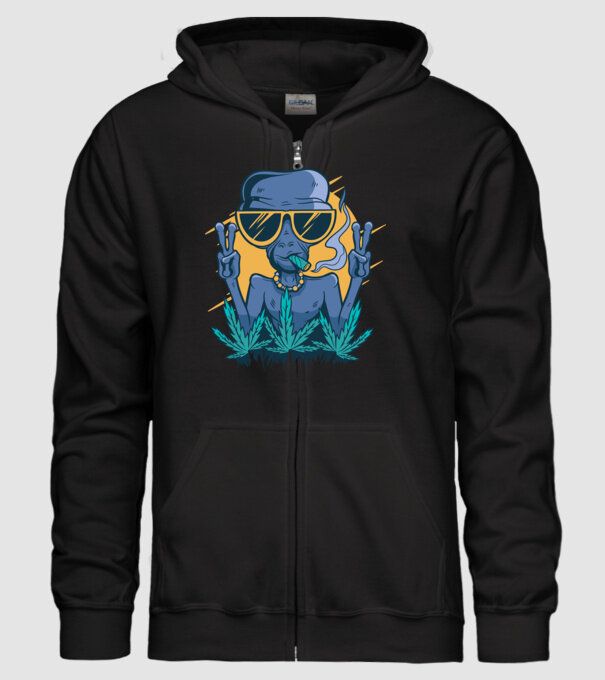Alien drogat model negru pe tricou