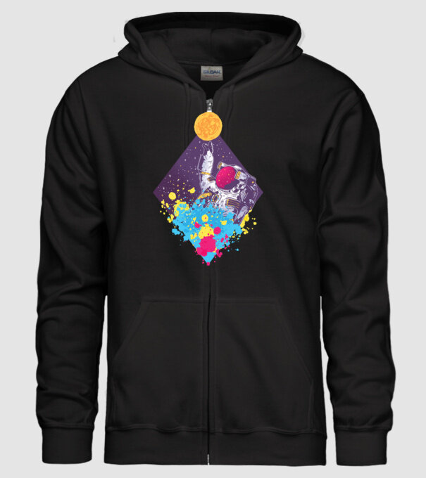 Astronaut model negru pe tricou