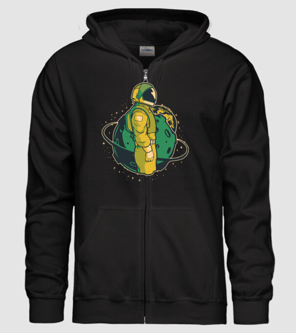 Astronaut model negru pe tricou