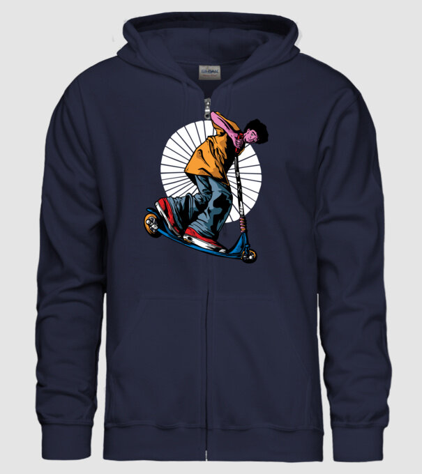 Copil cu trotinetă model albastru închis pe tricou