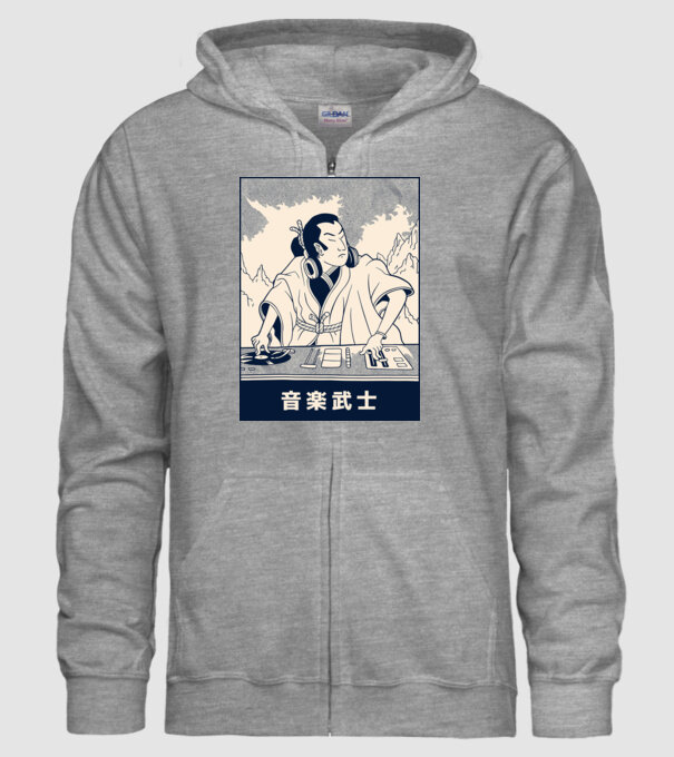 DJ Samurai model gri pe tricou