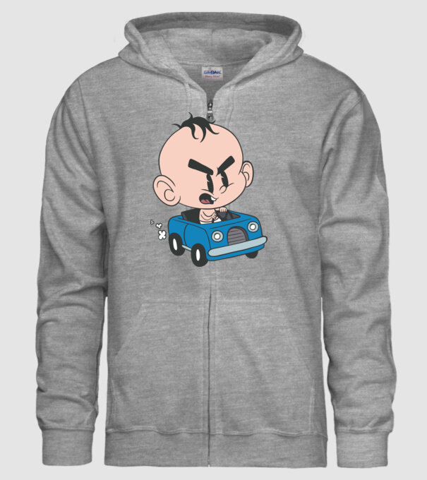 Copilaș cu mașină model gri pe tricou