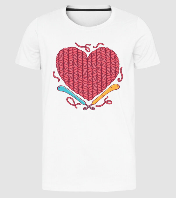 Croșetat inimă model alb pe tricou