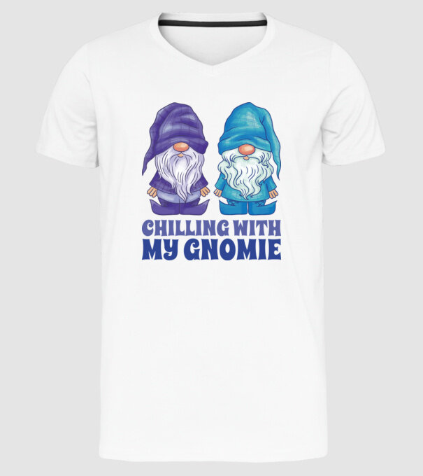 Chilling with my Gnomie model alb pe tricou