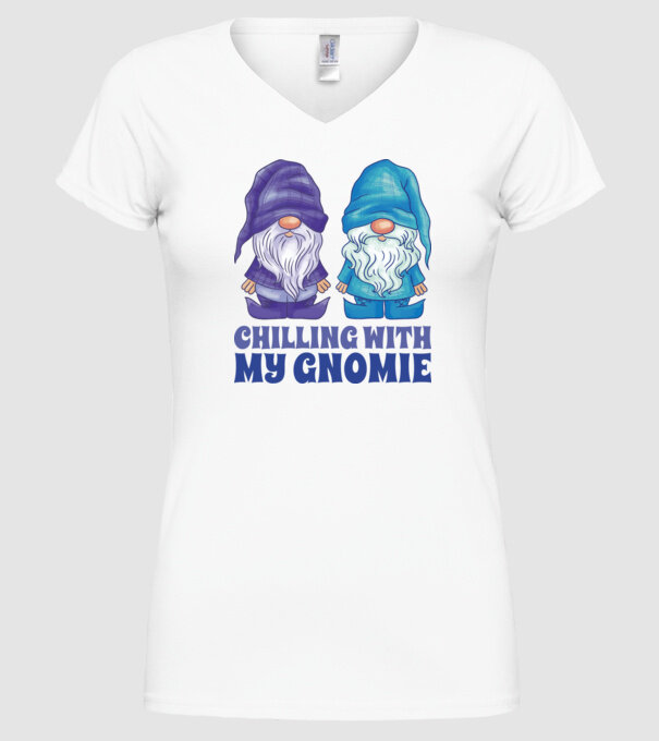 Chilling with my Gnomie model alb pe tricou
