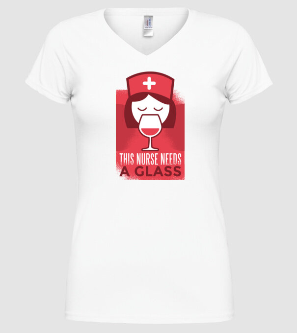 Această asistentă are nevoie de un pahar de vin model alb pe tricou