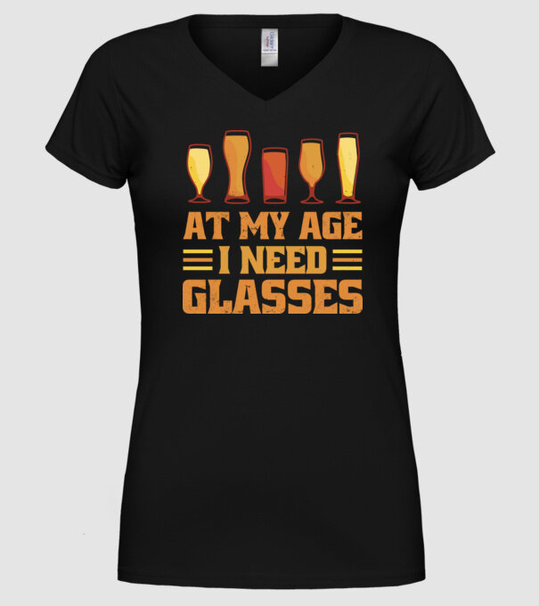 At my age i need glasses model negru pe tricou