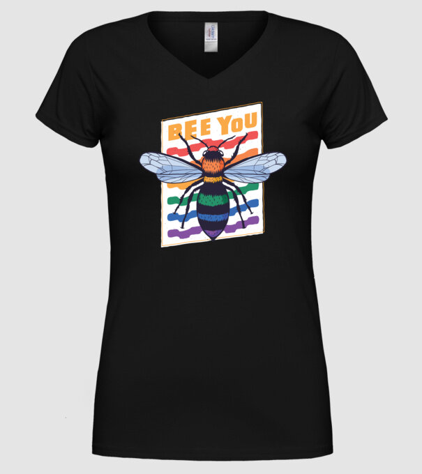 Bee You Pride model negru pe tricou