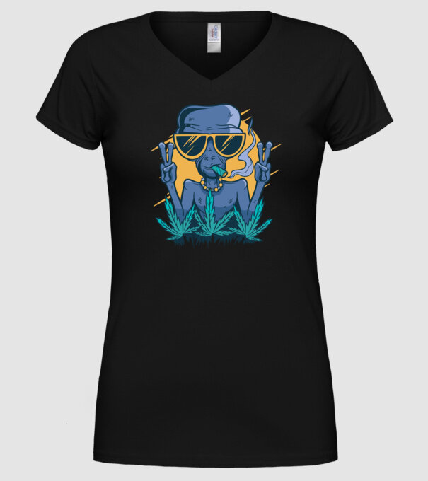 Alien drogat model negru pe tricou