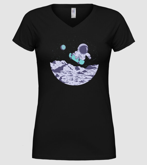 Astronaut Skateboarder model negru pe tricou