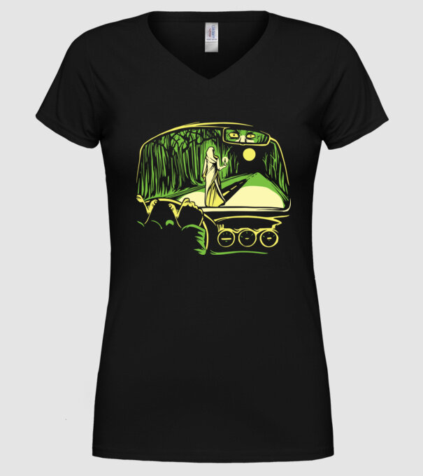 Femeie sperietoare pe drum model negru pe tricou