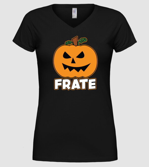 frate model negru pe tricou