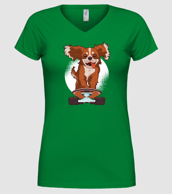 Skateboarding Cavalier King Spaniel model verde pe tricou