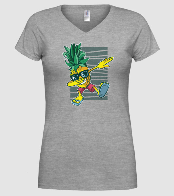 Ananas DAB dans model gri pe tricou