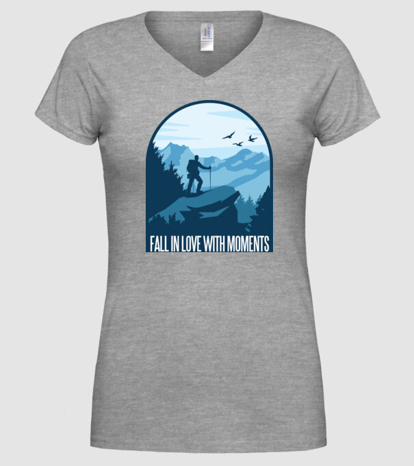 Fall in love with moments model gri pe tricou