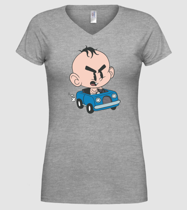 Copilaș cu mașină model gri pe tricou