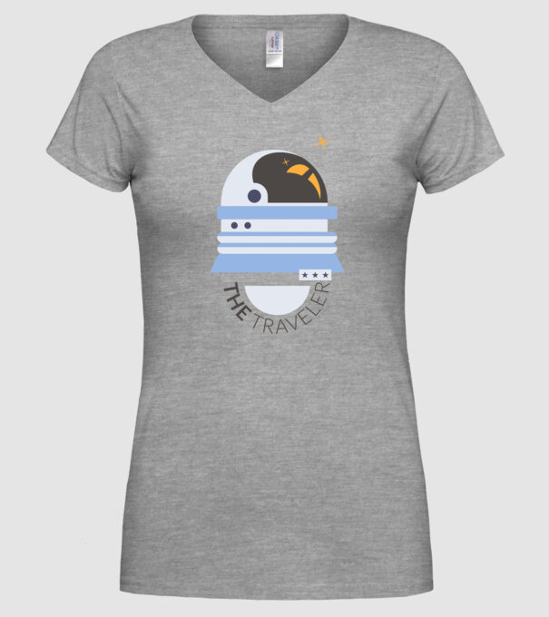 The Traveler model gri pe tricou