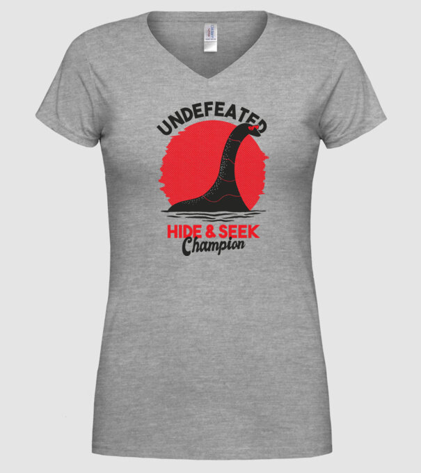 Undefeated Hide & Seek Champion model gri pe tricou