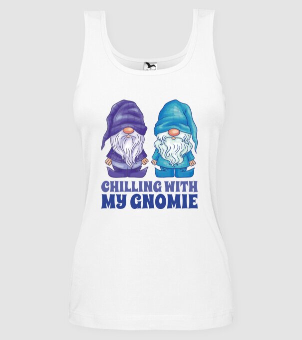 Chilling with my Gnomie model alb pe tricou