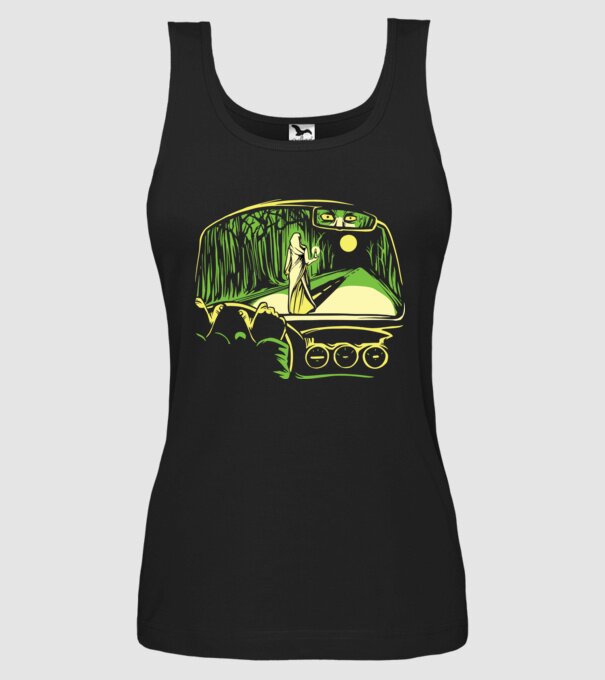 Femeie sperietoare pe drum model negru pe tricou