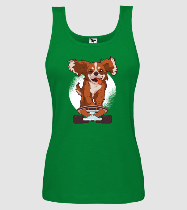 Skateboarding Cavalier King Spaniel model verde pe tricou