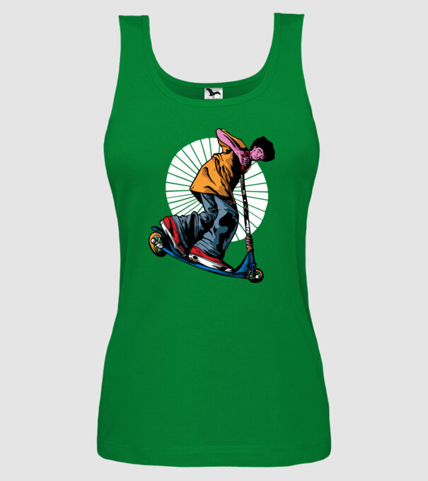 Copil cu trotinetă model verde pe tricou