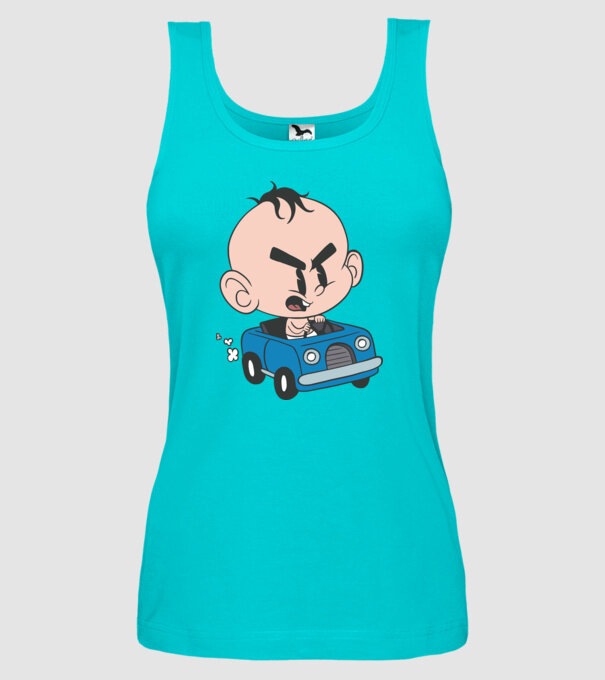 Copilaș cu mașină model turcoaz pe tricou