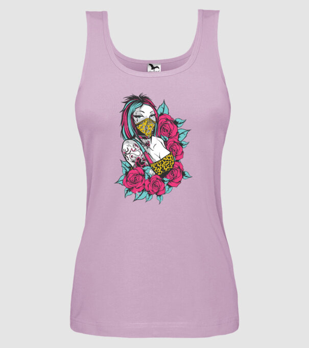 Fată tatuată model liliachiu pe tricou