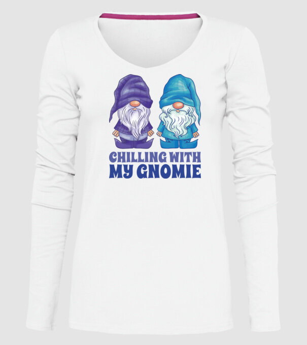 Chilling with my Gnomie model alb pe tricou