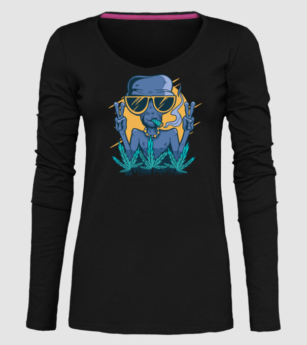 Alien drogat model negru pe tricou
