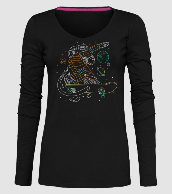 Astronaut Skateboarder model negru pe tricou