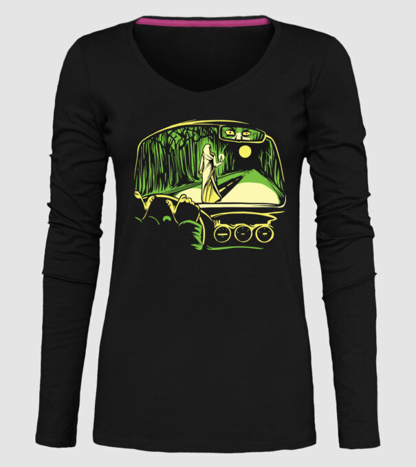 Femeie sperietoare pe drum model negru pe tricou