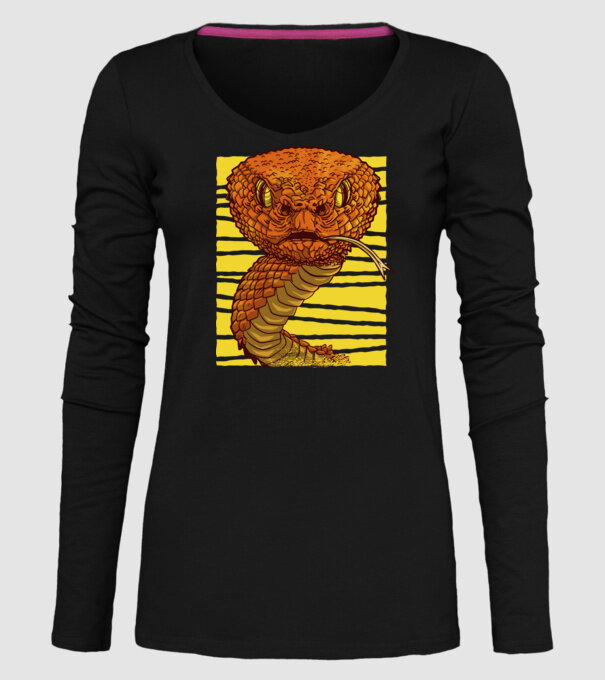 Cap de șarpe model negru pe tricou