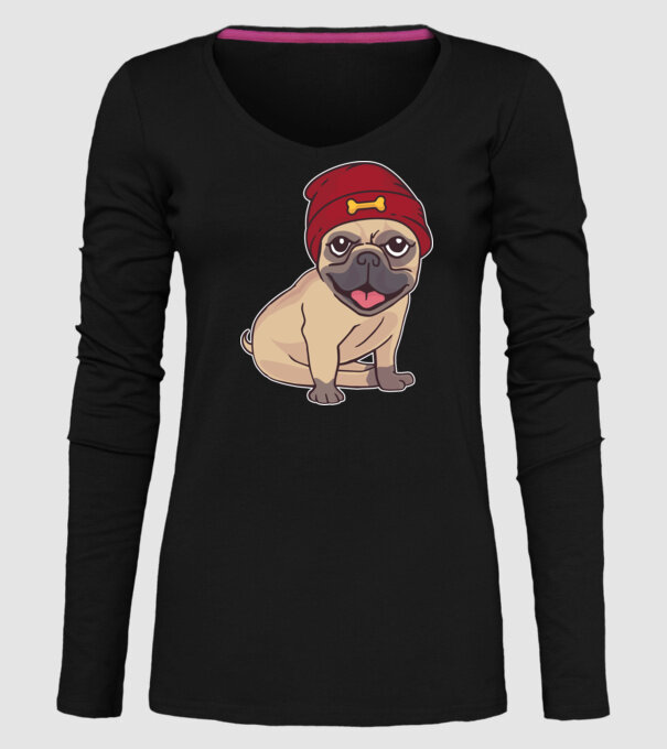 Mops cu șapcă model negru pe tricou