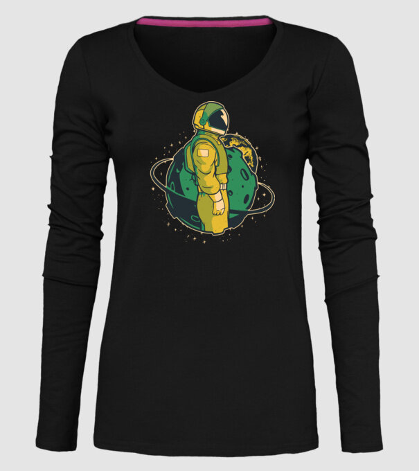 Astronaut model negru pe tricou