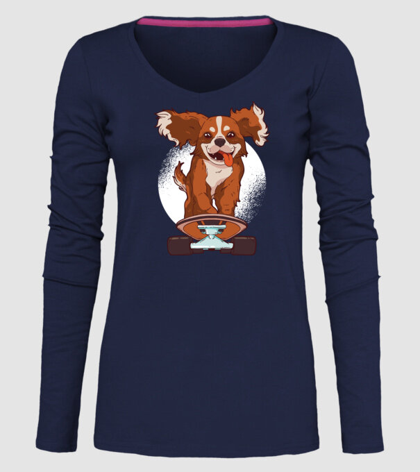 Skateboarding Cavalier King Spaniel model albastru închis pe tricou