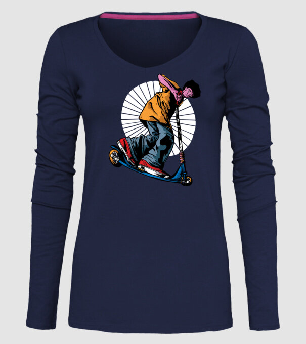 Copil cu trotinetă model albastru închis pe tricou