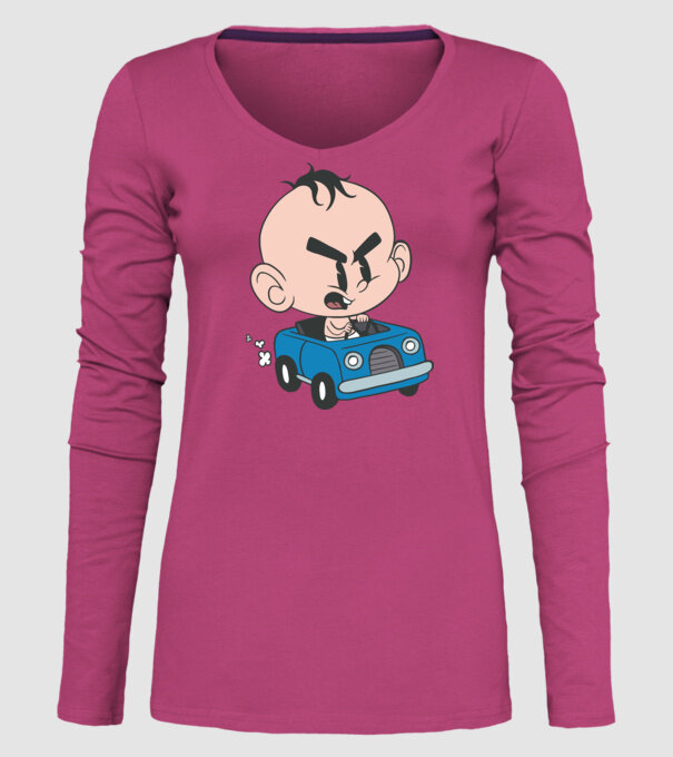 Copilaș cu mașină model roz pe tricou