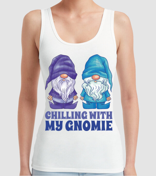 Chilling with my Gnomie model alb pe tricou