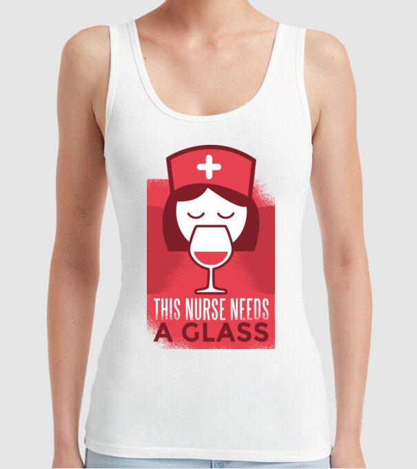 Această asistentă are nevoie de un pahar de vin model alb pe tricou