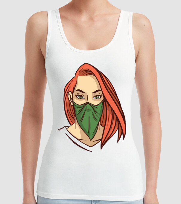 Femeie cu batic model alb pe tricou