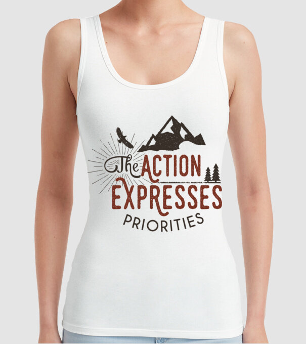 The action expresses priorities model alb pe tricou
