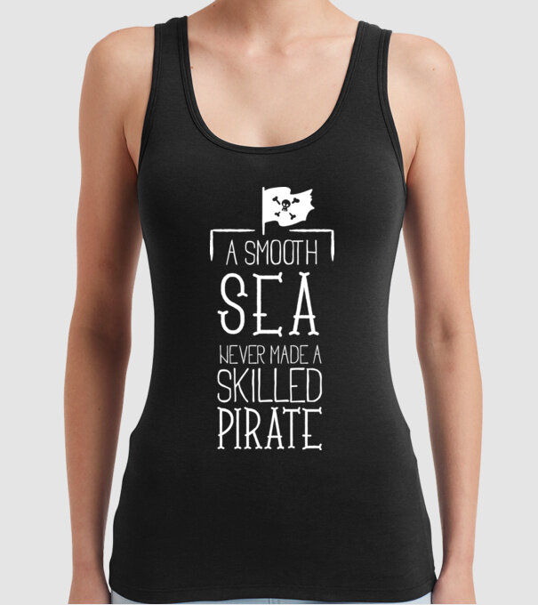 A Smooth Sea never made a skilled Pirate model negru pe tricou