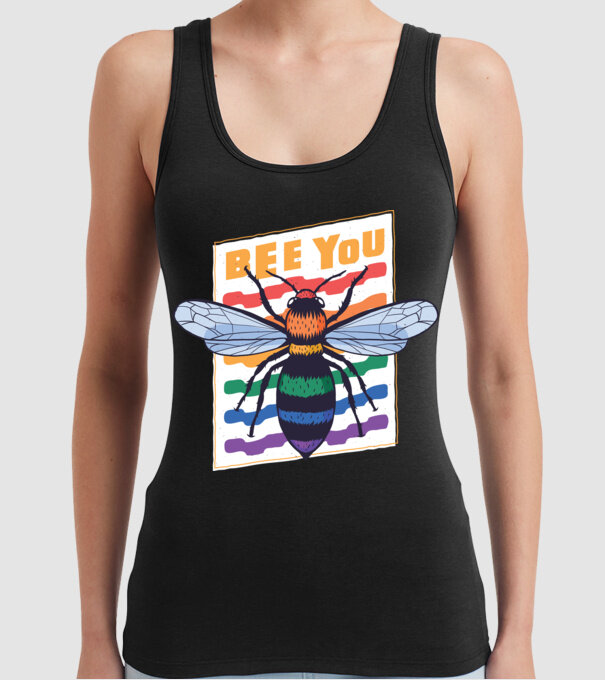 Bee You Pride model negru pe tricou
