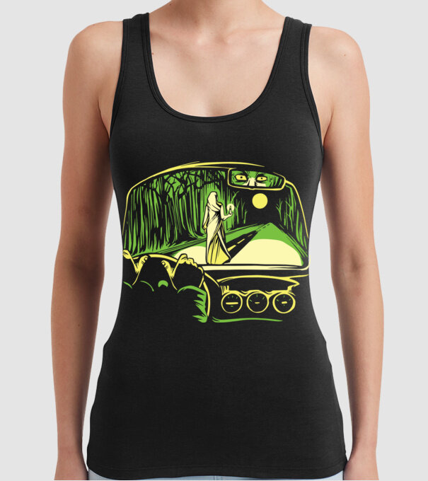 Femeie sperietoare pe drum model negru pe tricou