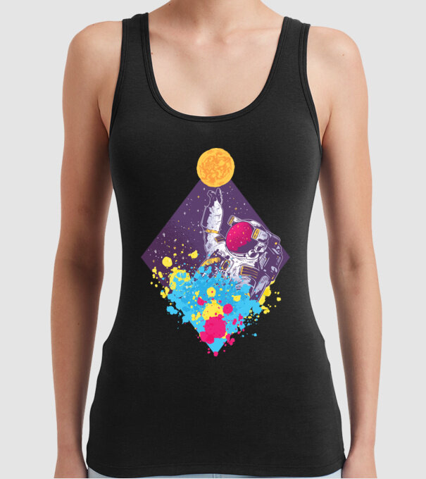 Astronaut model negru pe tricou