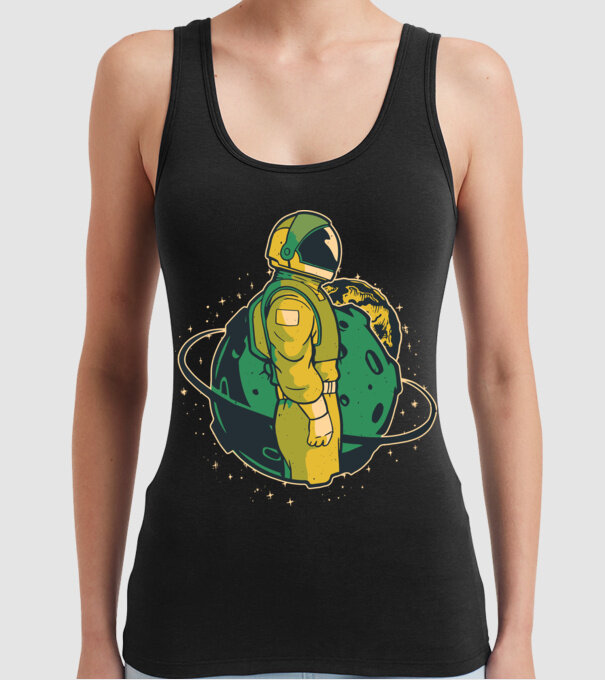 Astronaut model negru pe tricou