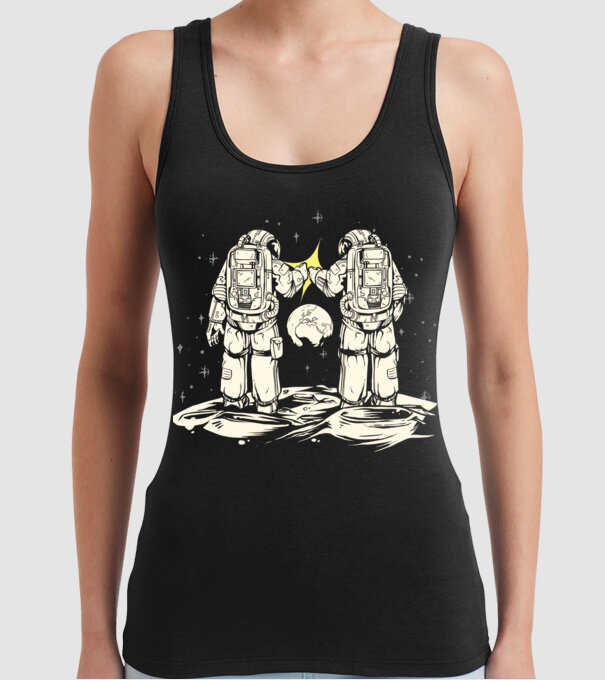 Prieteni Astronaut model negru pe tricou